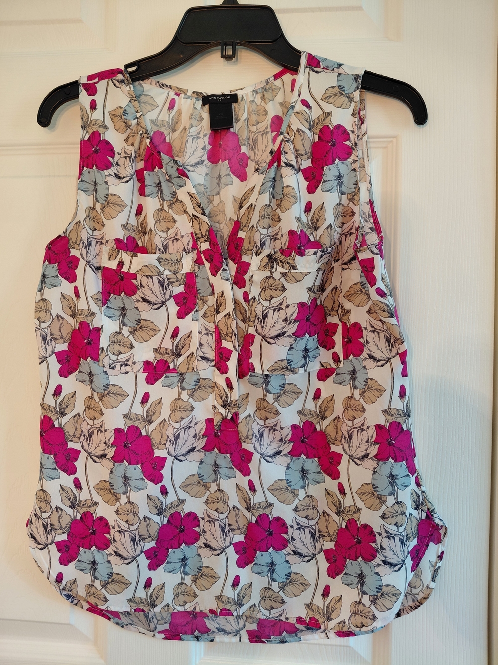 Ann Taylor Floral Sleeveless V-Neck Blpuse in Fuchsia and Cream Size XS